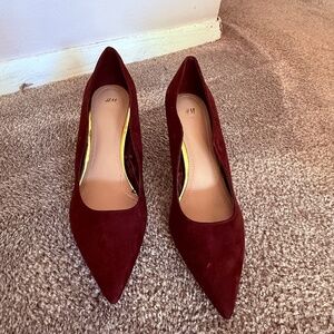 HM burgundy scalloped heel